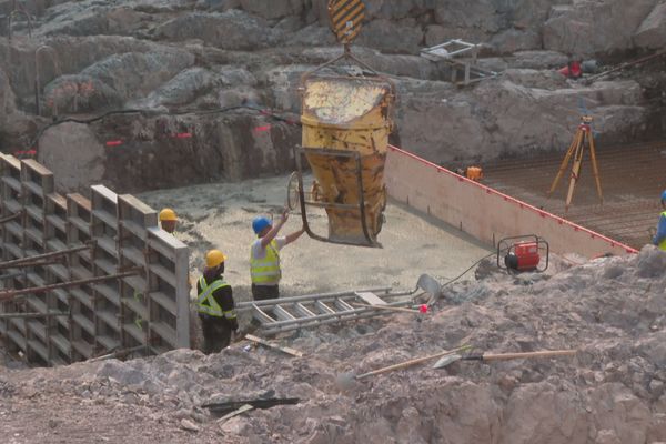 Le coulage de plots au barrage de la Vigie.