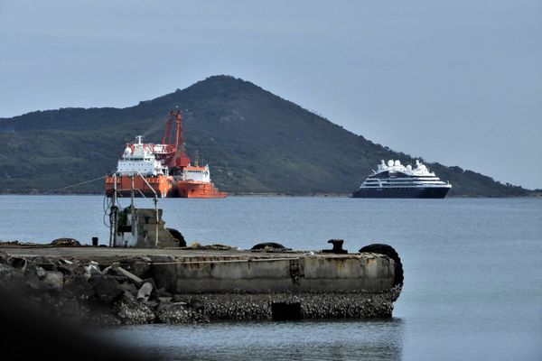 Lapérouse barge Cali