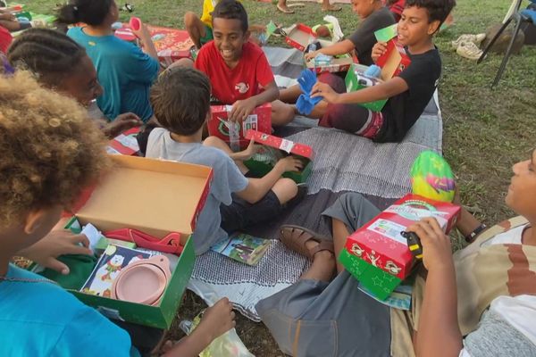 En province Nord, des enfants de Pouembout ont déjà reçu des cadeaux pour Noël.