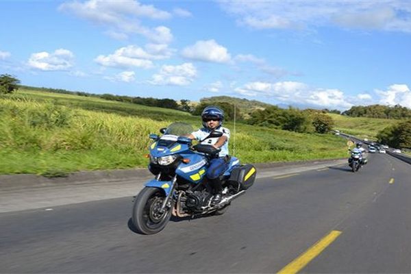 Gendarmes à moto sur les routes de Martinique 