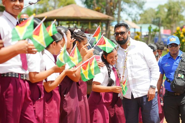 Irfaan Ali, président du Guyana avec des collegiens