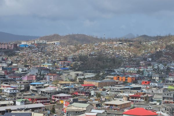 Sur les collines de Mamoudzou, les amas de tôles ont remplacé les cases après le passage du cyclone Chido.