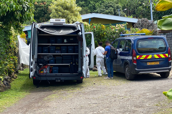 Les enquêteurs de la gendarmerie sur la scène de crime.