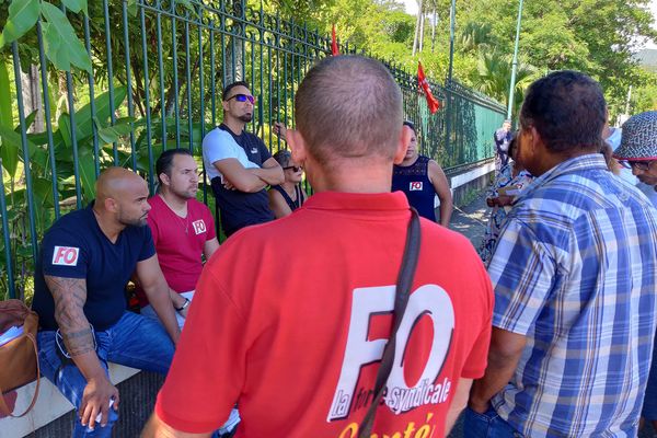 Les personnels des foyers départementaux de l'enfance, en grève, manifestent à nouveau à Saint-Denis