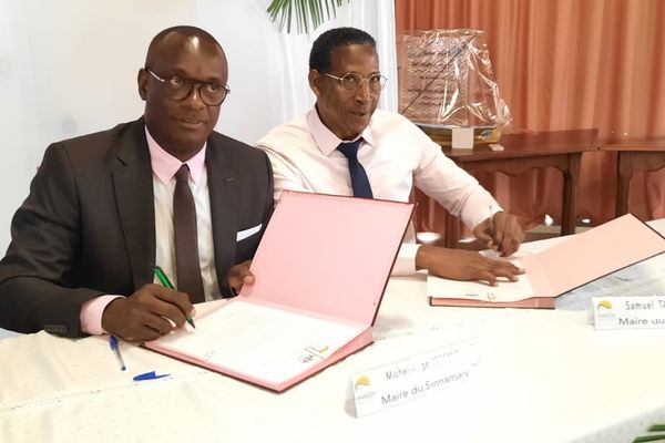 Signature d'un un accord de jumelage entre le maire guyanais de la ville de Sinnamary, Michel-Ange Jérémie (à gauche de la photo) et son homologue martiniquais, Samuel Tavernier (à droite), maire du François (le 1er juin 2022).