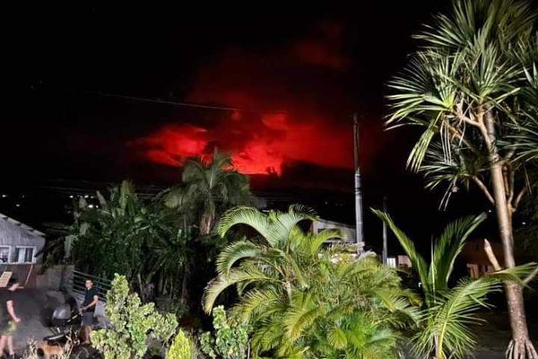 Si les lueurs du Volcan sont très visibles dans le Ciel, la lave est encore à plusieurs kilomètres de la RN2 et ne menace pas les habitations en bordure de l'Enclos.  