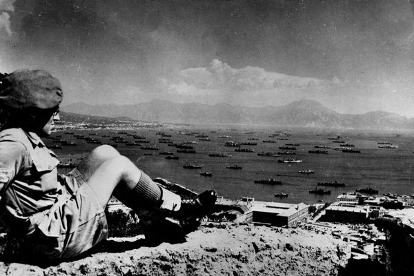 Baie de Naples (Italie) vers le 10 aout 1944. Un soldat allié regarde une partie de l'armada navale rassemblée pour l'Opération Anvil Dragoon