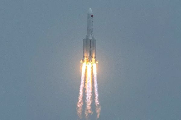 premier étage fusée chinoise entre atmosphère Océan Indien Maldives 090521