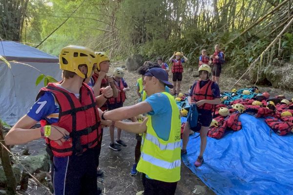 Les meilleurs athlètes des 26 académies participantes ont pris leurs packraft et pagaies pour une descente de la rivière des Marsouins ce mercredi 4 mai.
