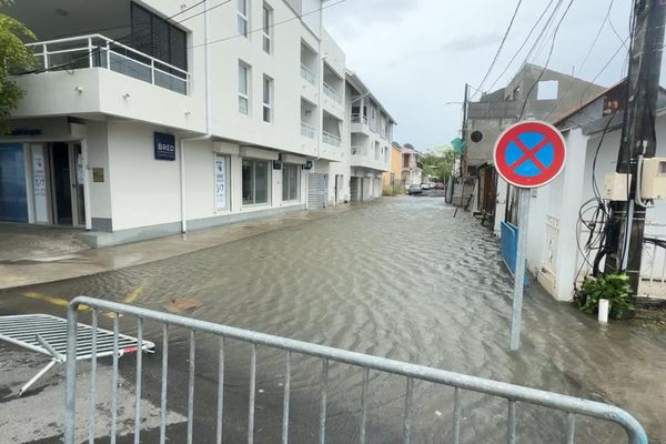 Le bourg de Sainte-Anne est inondé à cause des cumuls de pluie dus à la tempête Ernesto - 12/08/2024