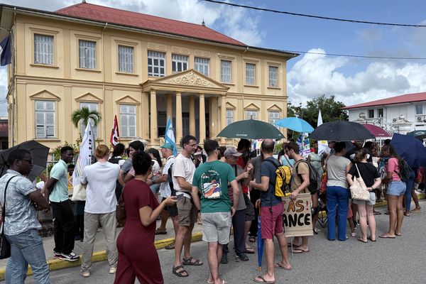 Grévistes devant la sous-préfecture : Les manifestants se sont rassemblés en nombre devant la sous-préfecture de Saint-Laurent-du-Maroni pour exprimer leurs revendications.