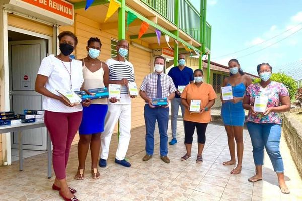 Une vingtaine d’oxymètres, appareils de mesure de la saturation en oxygène dans le sang, ont été remis aux soignants de la commune pour aider à mieux prendre en charge les patients Covid-19 suivis à domicile.