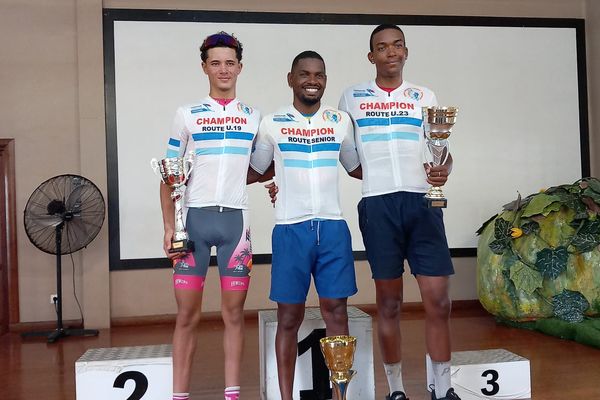 Les champions cyclistes de Martinique 2024 Loïs Jean-Baptiste Simonne , Mickaël Stanislas et Mathis Risal.