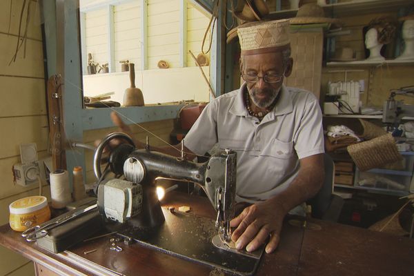 Jean-Louis Marie-Rose travaille et cuisine le Bakwa au Lamentin.