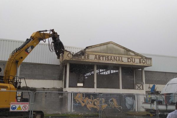La démolition de l'ancien centre artisanal de la Rivière Saint-Louis a débuté ce vendredi 10 mars.