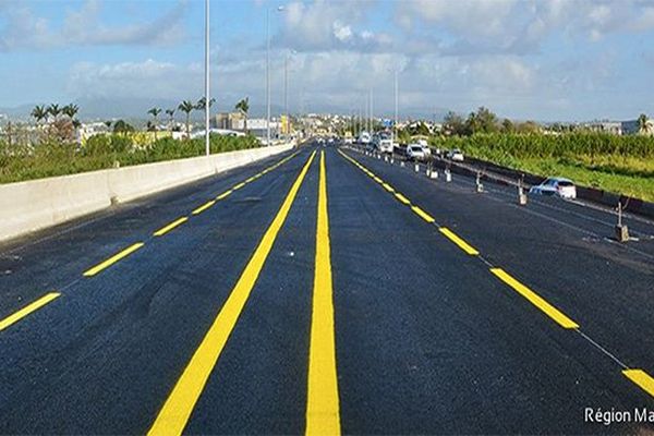 Le premier pont traversant le Canal du Gaigneron sur l’autoroute, à proximité de l’aéroport Aimé Césaire au Lamentin