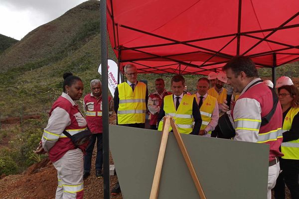 Gérald Darmanin et Bruno Le Maire à l'usine du Sud lors de la visite de novembre 2023.