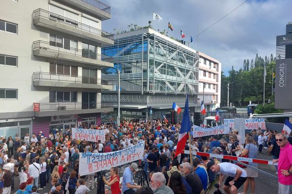 Manifestation des Loyalistes devant le Congrès, à Nouméa.