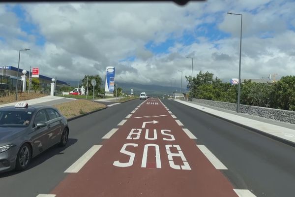 Mobilité à Saint-Benoît : inauguration du tronçon du TCSP entre le ...