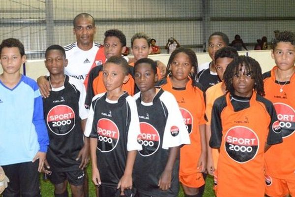 Florent Malouda et de jeunes joueurs de football