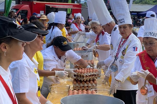 8400 oeufs sont cassés. fete de l'omelette dumbea