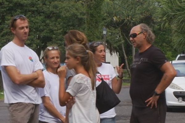 Rassemblement hommage victimes requin Saint-Benoît