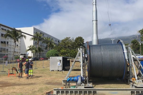 Une opération délicate avec la pose du câble principal du téléphérique à Saint-Denis