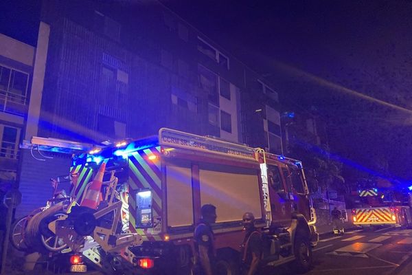 Incendie dans un immeuble à Sainte-Clotilde : plusieurs familles évacuées, un individu placé en garde à vue