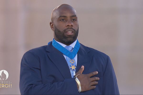 Teddy Riner a reçu la médaille de commandeur de l'Ordre national du Mérite des mains d'Emmanuel Macron, président de la République, le 14 septembre 2024