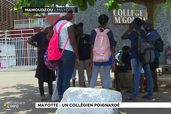 Des élèves à l'entrée du collège de M'gombani (archives)