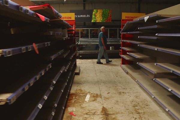 L'entrepreneur de Païta constate les dégâts dans son magasin d'alimentation.