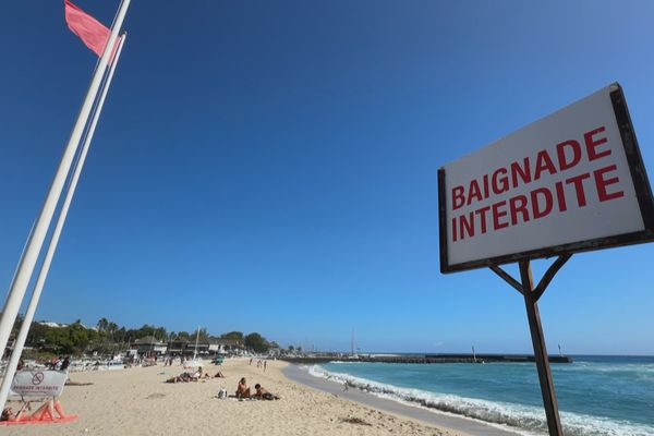 Baignade interdite sur la plage des Roches Noires à Saint-Gilles-les-Bains.