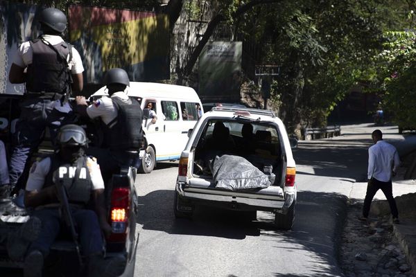 La police emporte les corps des journalistes tués à Port-au-Prince (Haïti). Au moins deux journalistes ont été tués par des gangs, le 6 janvier, selon le président du "Haitian Online Syndicat des médias" - 01/2022.