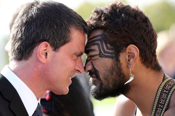 Manuel Valls se livre au "hongi", salut traditionnel maori à Auckland