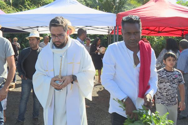 Cérémonie du "baptême couteaux" à Grand-Bois, Saint-Pierre