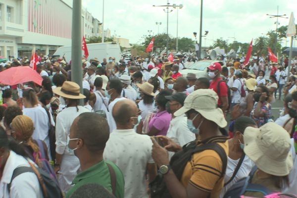 De nombreux manifestants dans les rues de Fort-de-France.