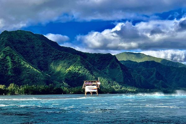 Tour des juges sur le spot de surf de Teahupoo