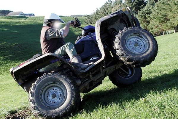 Le quad se renverse : la passagère blessée