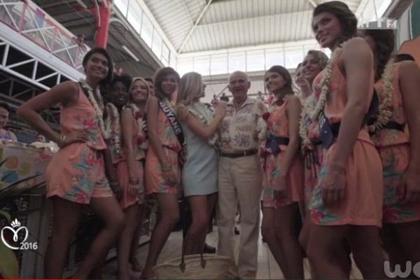 Les candidates à Miss France au marché de Papeete