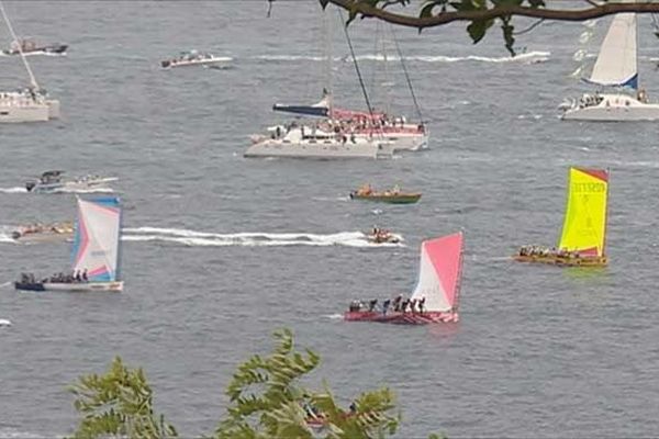 Une étape du tour de Martinique en yoles rondes (août 2018)