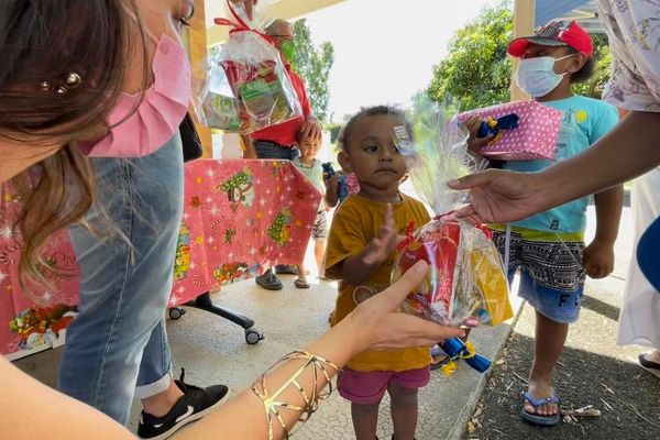 Distribution de cadeaux de Noël aux enfants par le CCAS de Dumbéa.