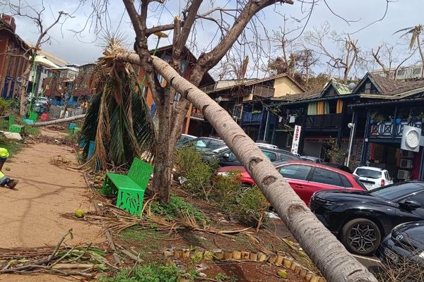 Dans les rues de Mamoudzou, plus de dix jours après le passage du cyclone Chido