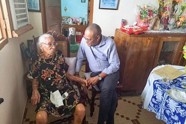 Louise Iphaine a fêté ses 100 ans le 17 janvier 2025 au quartier Hermitage de Fort-de-France, en compagnie du maire, Didier Laguerre.