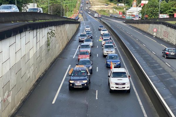 Opération escargot sous le pont de Beausoleil, à Baie-Mahault