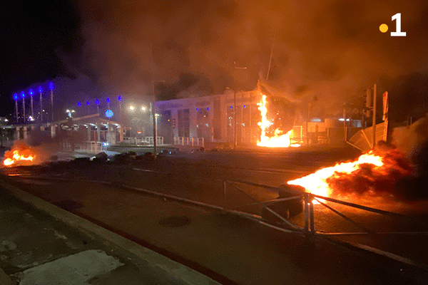 Barrages en feu, bâtiments incendiés, une nouvelle nuit de tension à Fort-de-France.