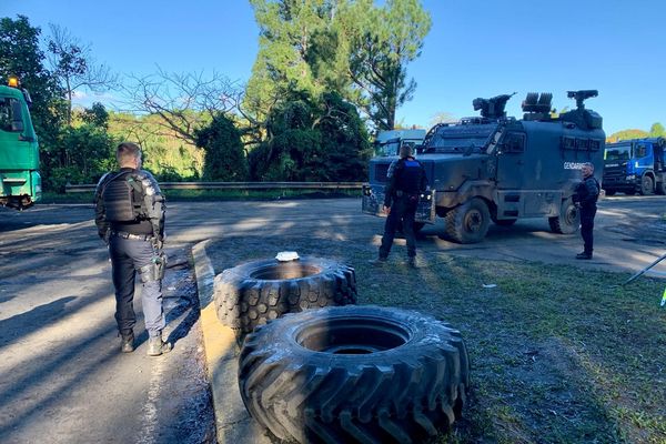 Opération de déblayage sur la route de Saint-Louis entre Thabor et la Coulée