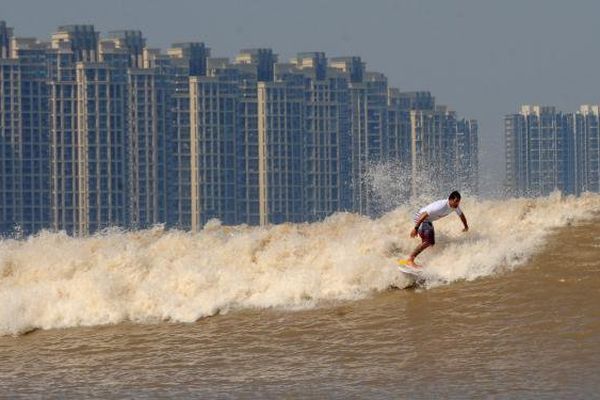 Chine : des surfeurs s'attaquent aux grands mascarets du monde