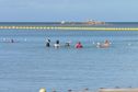 Un filet anti-requins posé à la plage du Château Royal à Nouméa