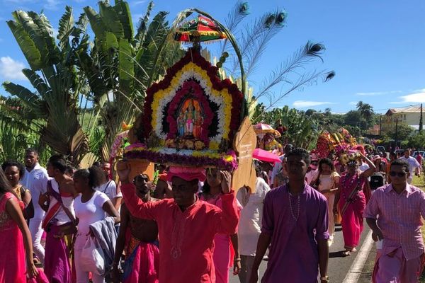 Saint-Benoît : défilé du Cavadee