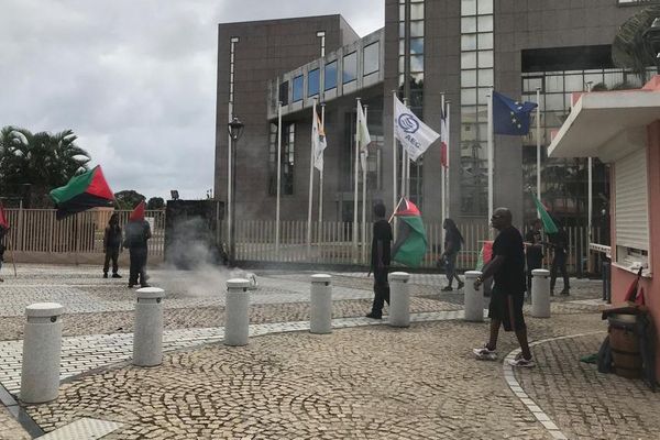 Les membres de l’association Nasyon Matinik ont brûlé la banderole annonçant le concours drapeau et hymne devant la collectivité à Plateau-Roy. 